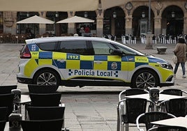Terrazas y una patrulla de Policía Local en la Plaza Mayor