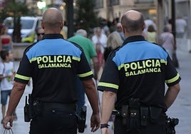 Dos policías locales, de ronda por céntricas calles de Salamanca.