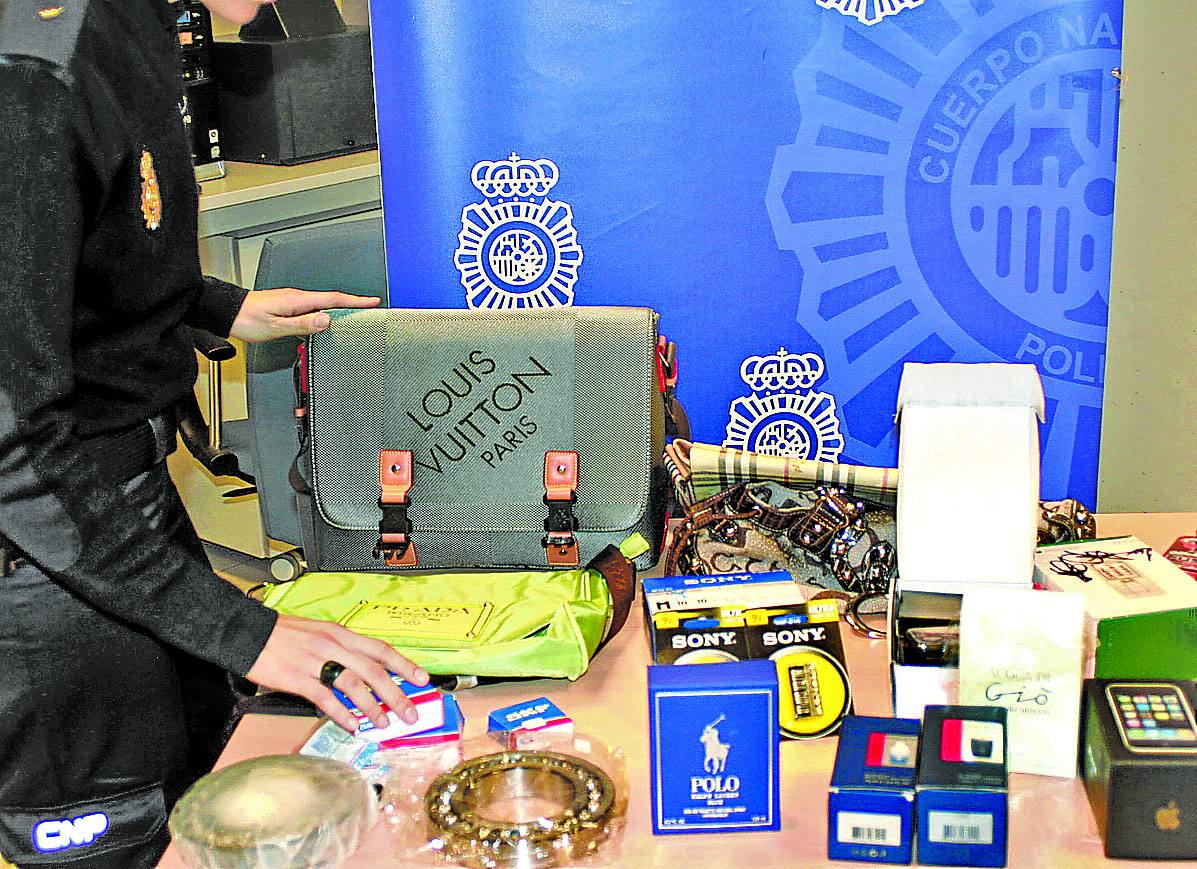 Varios productos falsificados requisados por la Policía Nacional.