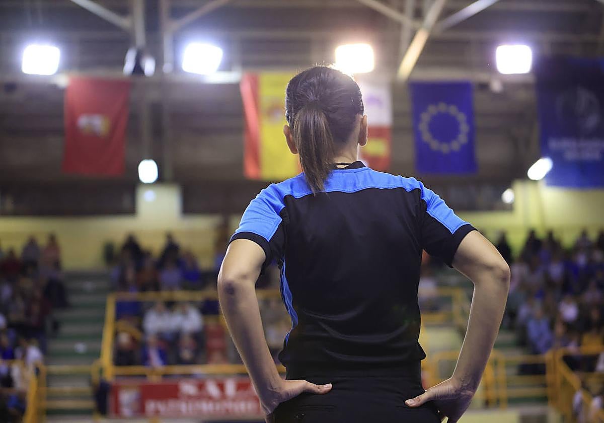 Foto de archivo de un árbitro en un partido de Euroliga
