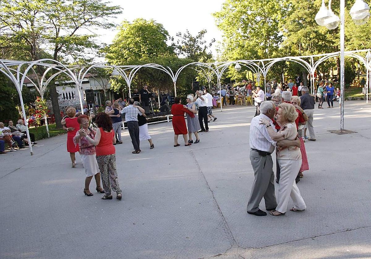 Varias parejas bailando en el parque de los Jesuitas