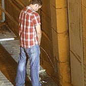 La segunda multa de 500 euros por orinar en las calles de Salamanca se fue para Marbella