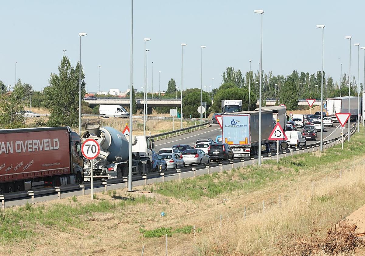 Retenciones kilométricas en la rotonda del Lecrerc por un accidente