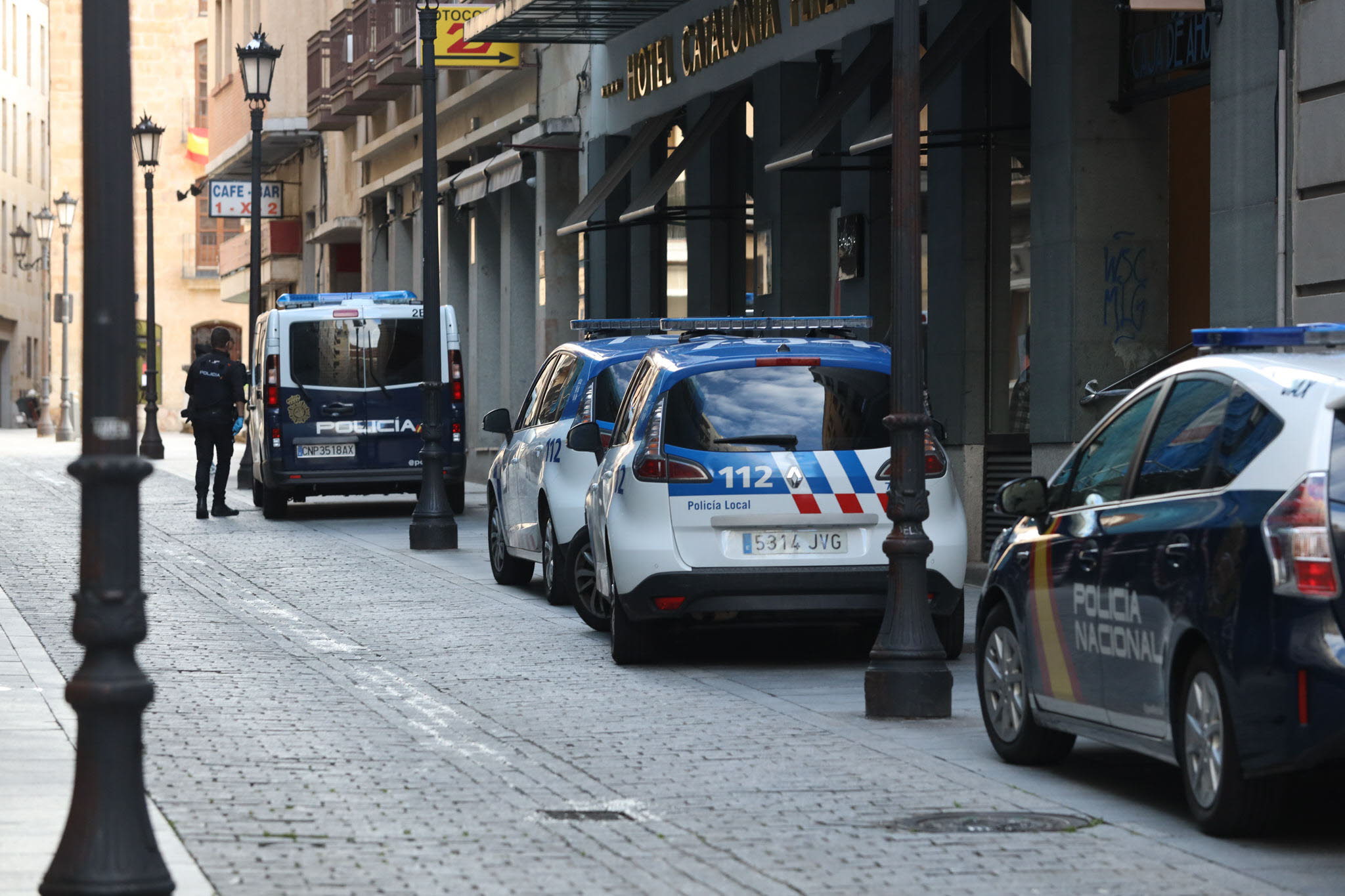 Varios coches de la Policía Local y de la Nacional en Salamanca en una imagen de archivo.