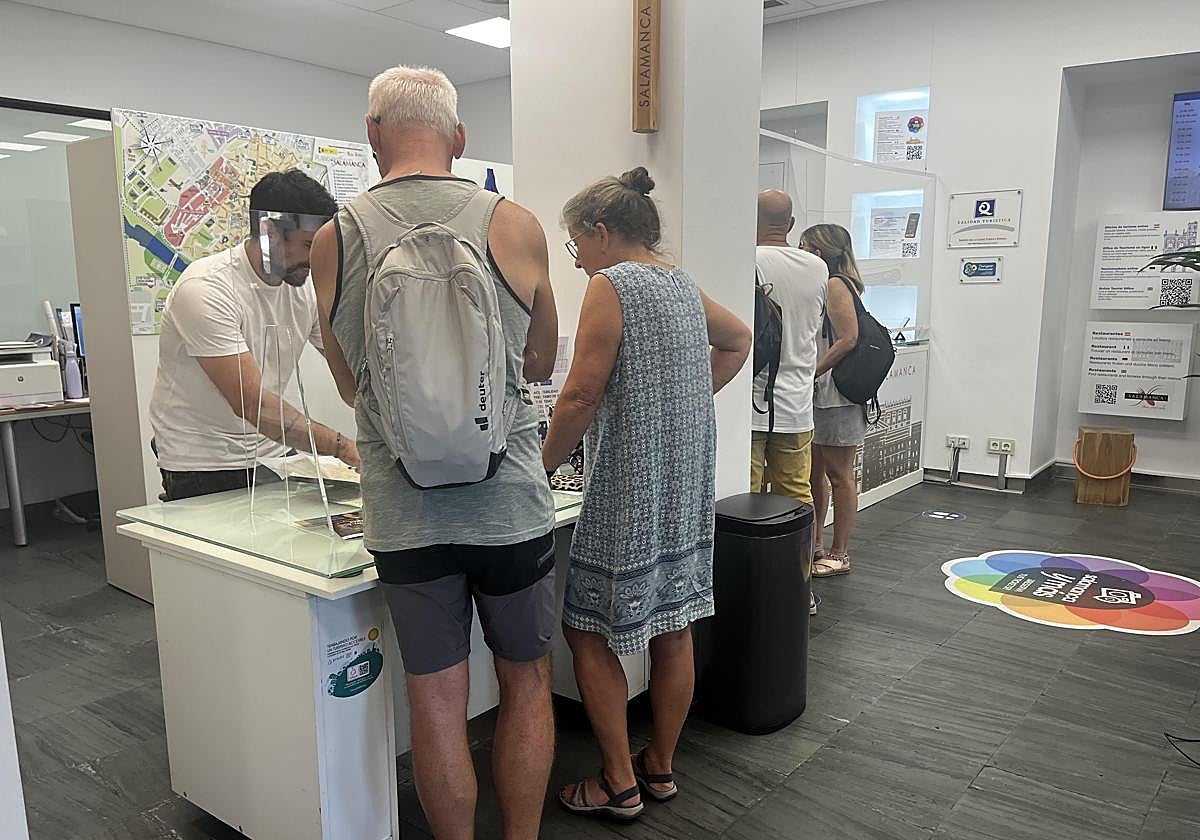 Turistas extranjeros en la Oficina de Turismo de Salamanca