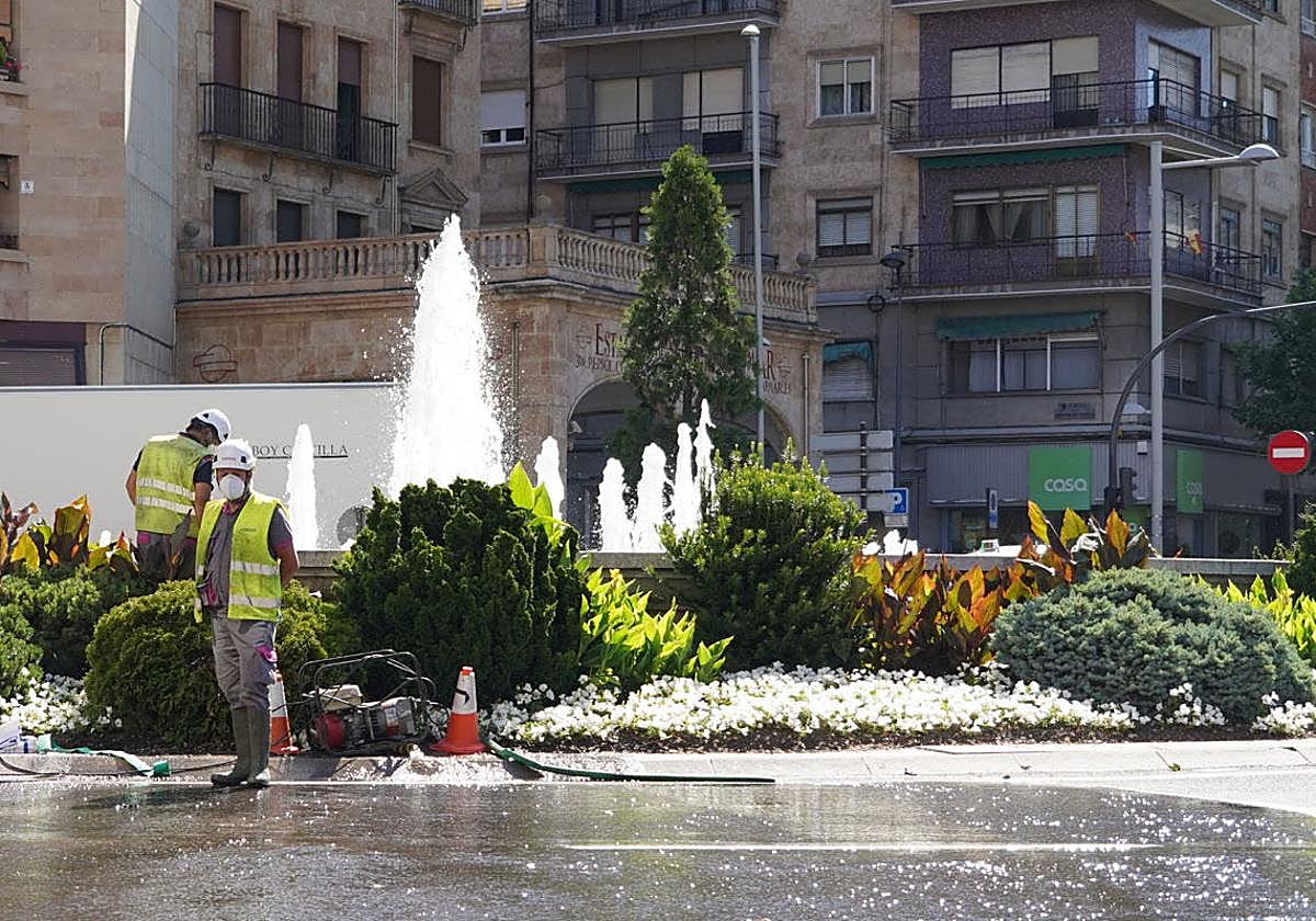 Dos operarios trabajan en la fuente de la Puerta de Zamora en una imagen de archivo.