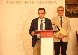 Juan Manuel Corchado, durante la rueda de prensa, con el secretario general de la USAL detrás.