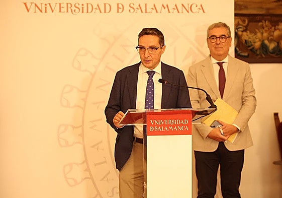 Juan Manuel Corchado, durante la rueda de prensa, con el secretario general de la USAL detrás.