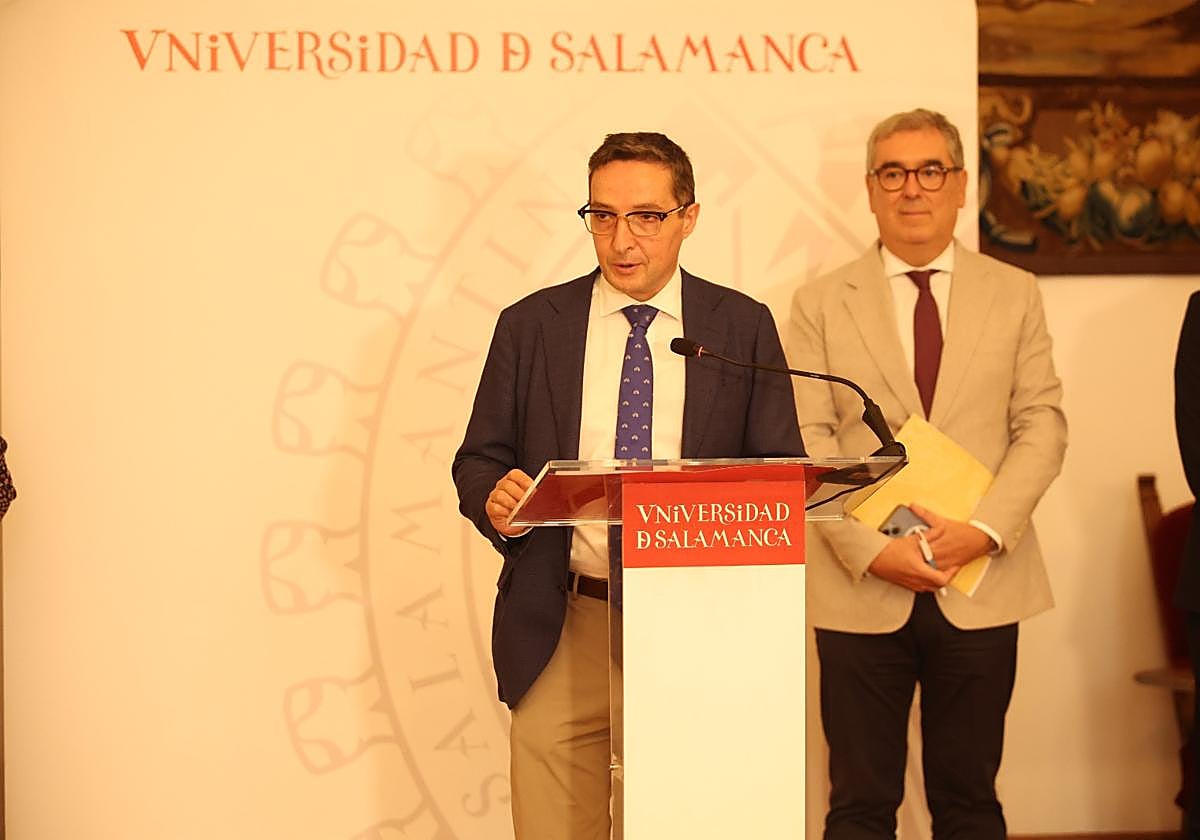 Juan Manuel Corchado, durante la rueda de prensa, con el secretario general de la USAL detrás.