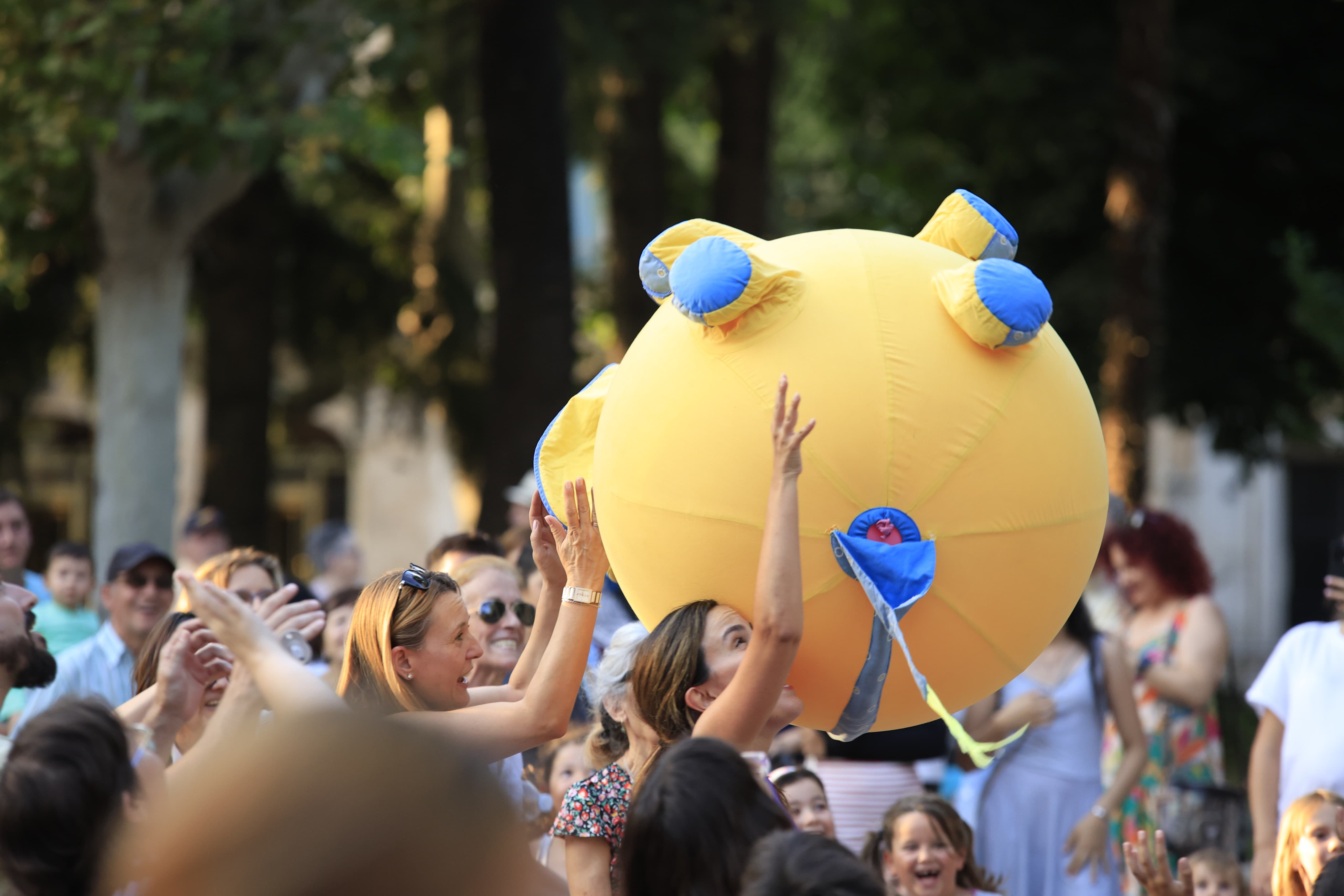 Mayores y pequeños disfrutan en La Alamedilla del Día del Abuelo