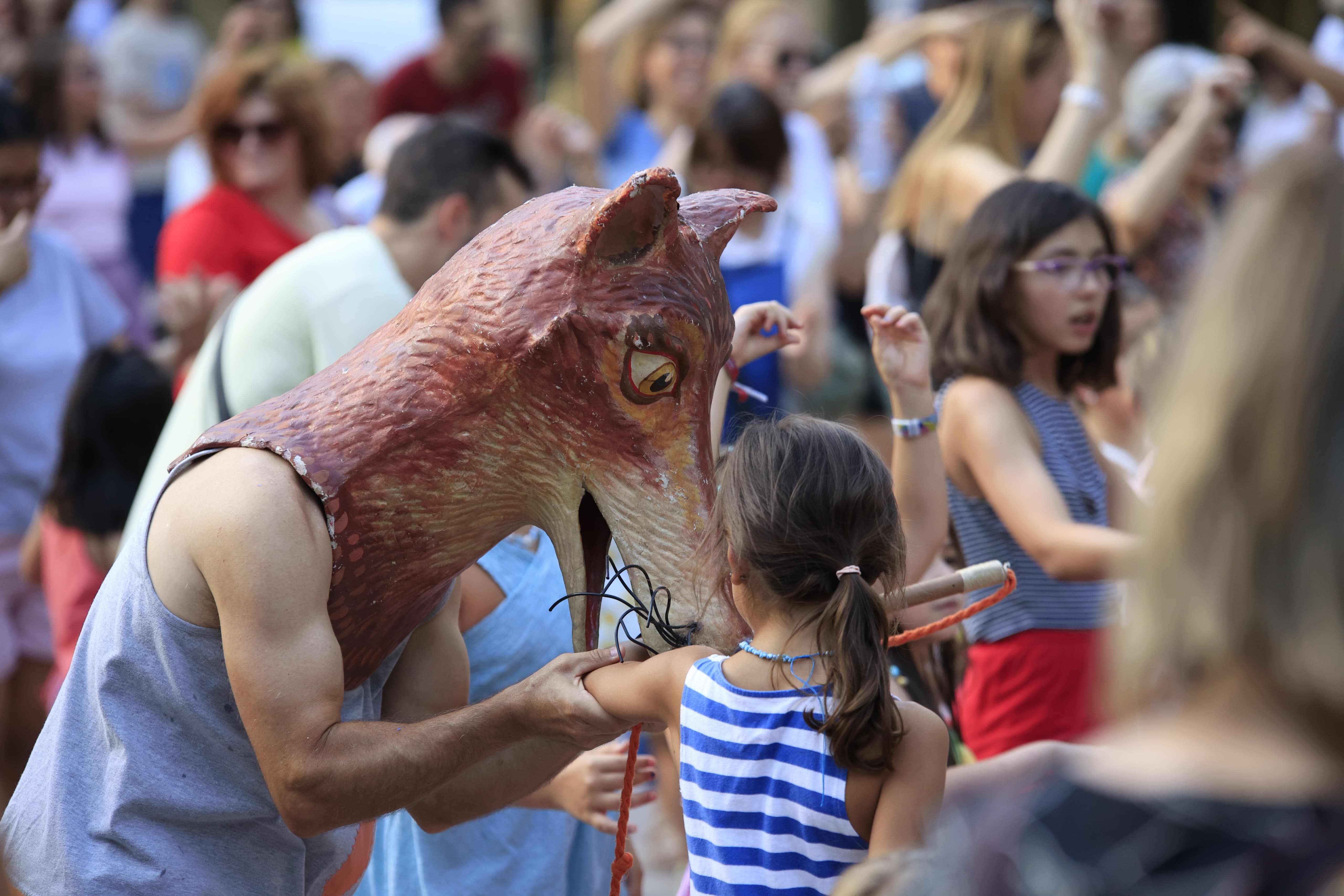 Mayores y pequeños disfrutan en La Alamedilla del Día del Abuelo