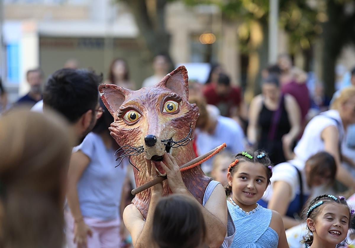 Mayores y pequeños disfrutan en La Alamedilla del Día del Abuelo