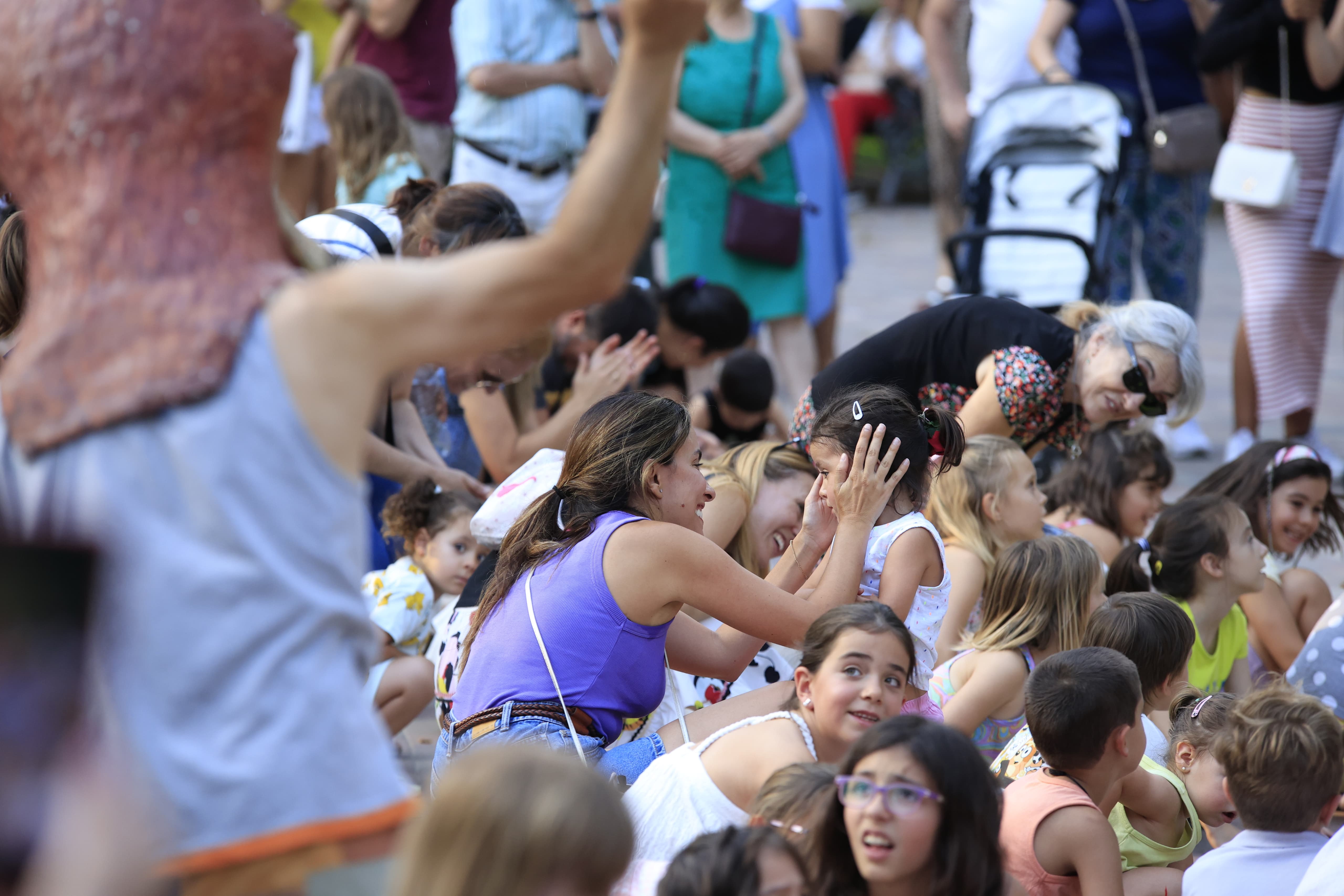 Mayores y pequeños disfrutan en La Alamedilla del Día del Abuelo