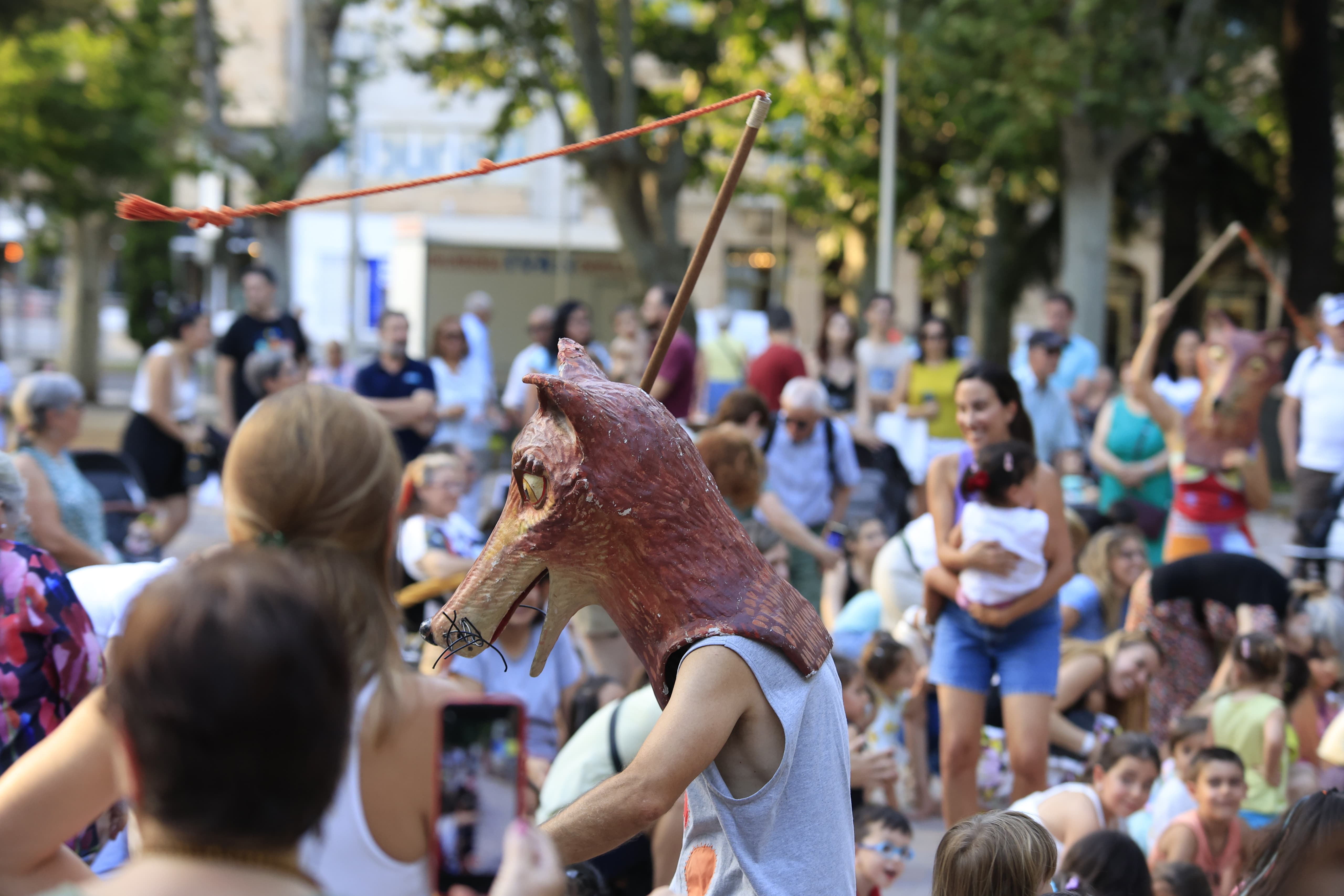 Mayores y pequeños disfrutan en La Alamedilla del Día del Abuelo
