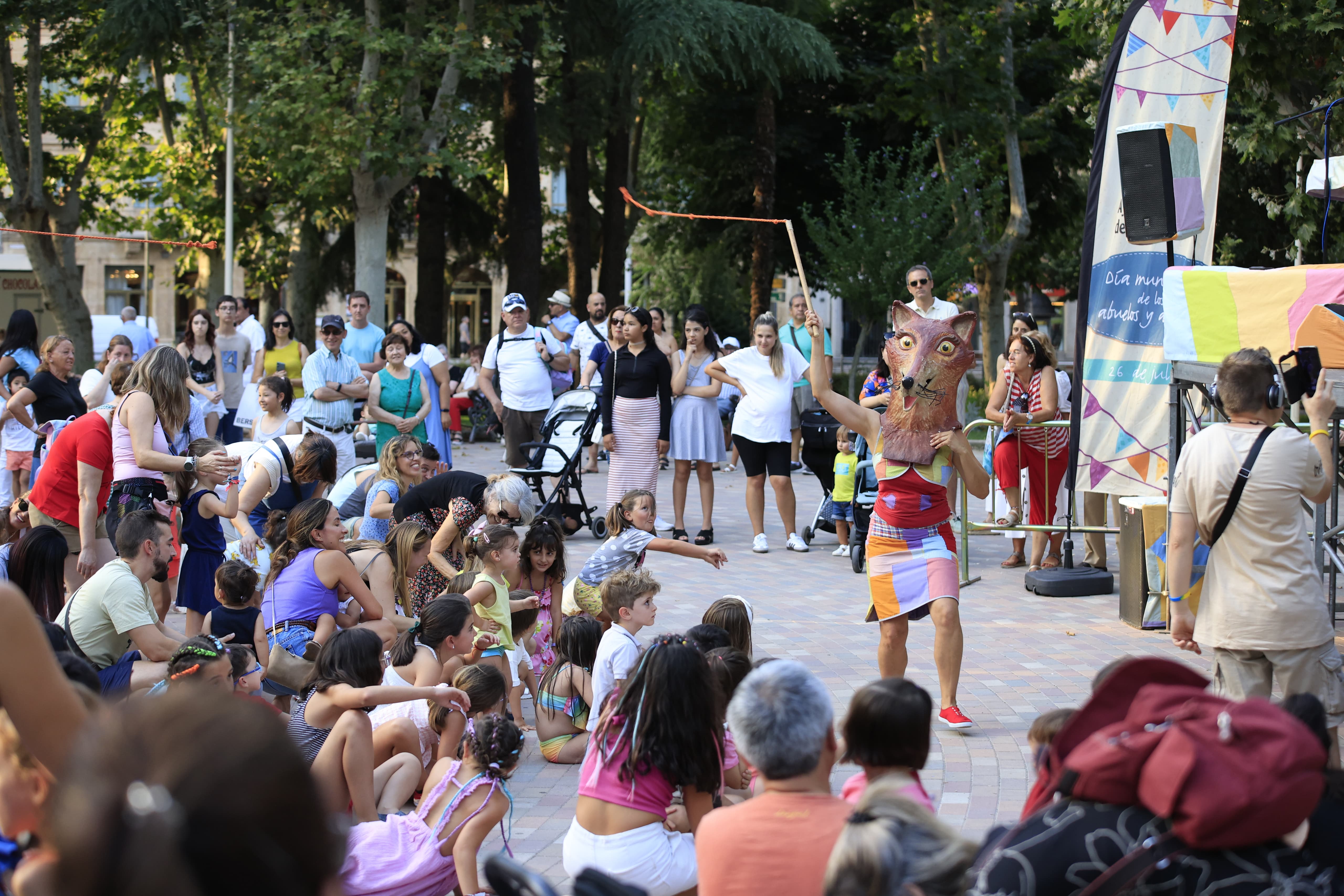 Mayores y pequeños disfrutan en La Alamedilla del Día del Abuelo