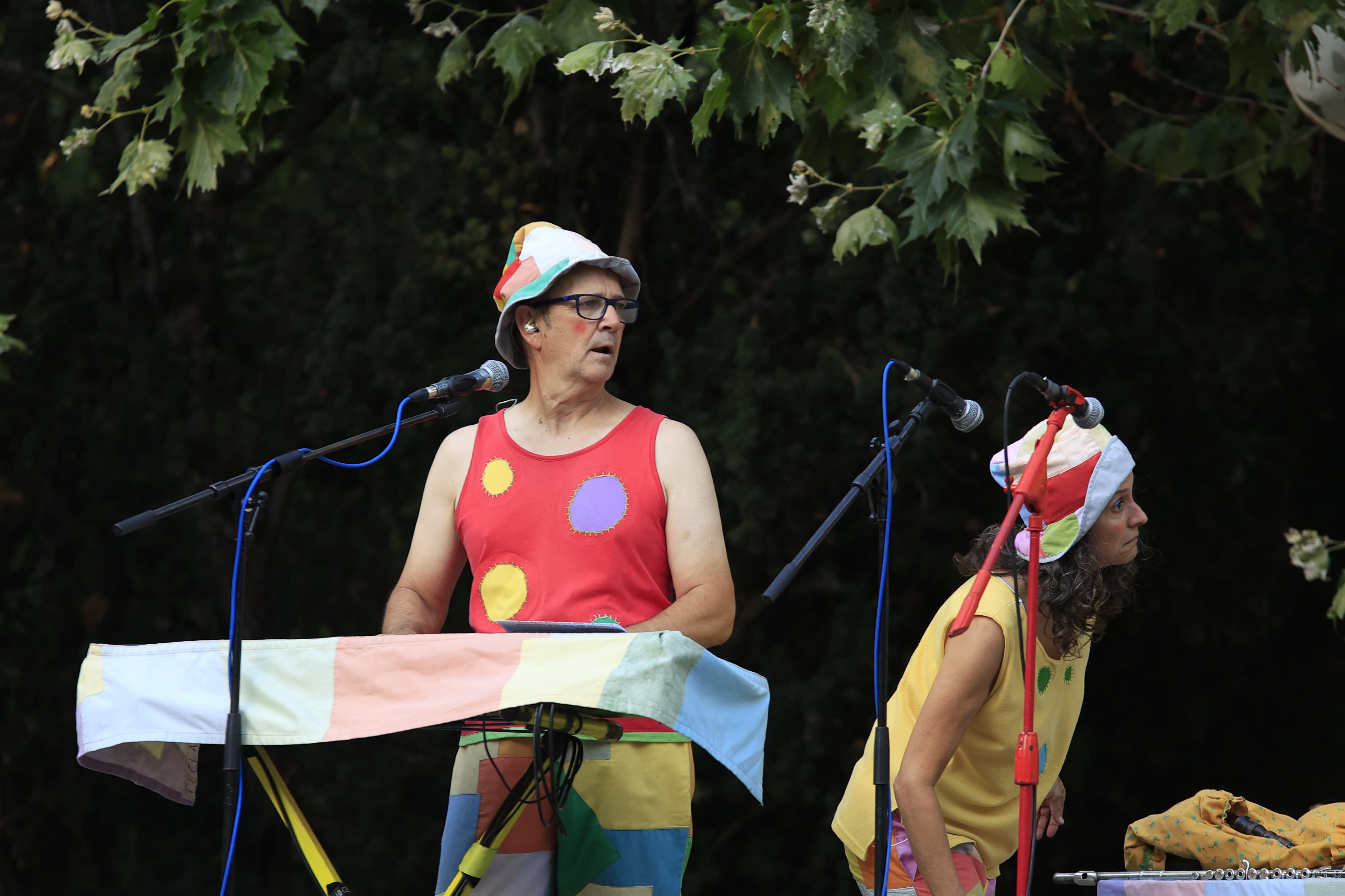 Mayores y pequeños disfrutan en La Alamedilla del Día del Abuelo