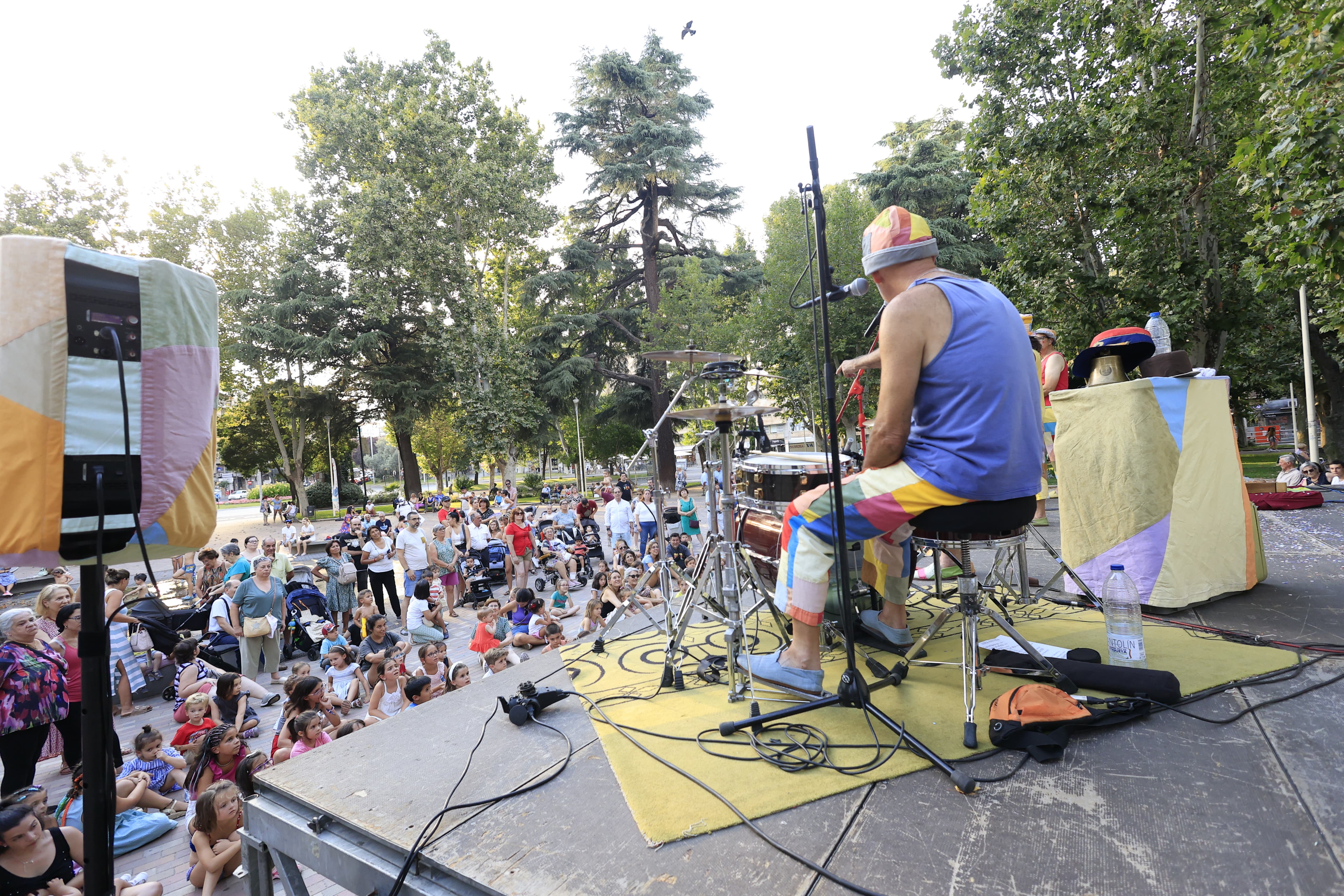 Mayores y pequeños disfrutan en La Alamedilla del Día del Abuelo