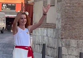 Lorena Martín simula saludar a los espectadores de la ceremonia inaugural de los Juegos Olímpicos por las calles de Valladolid.