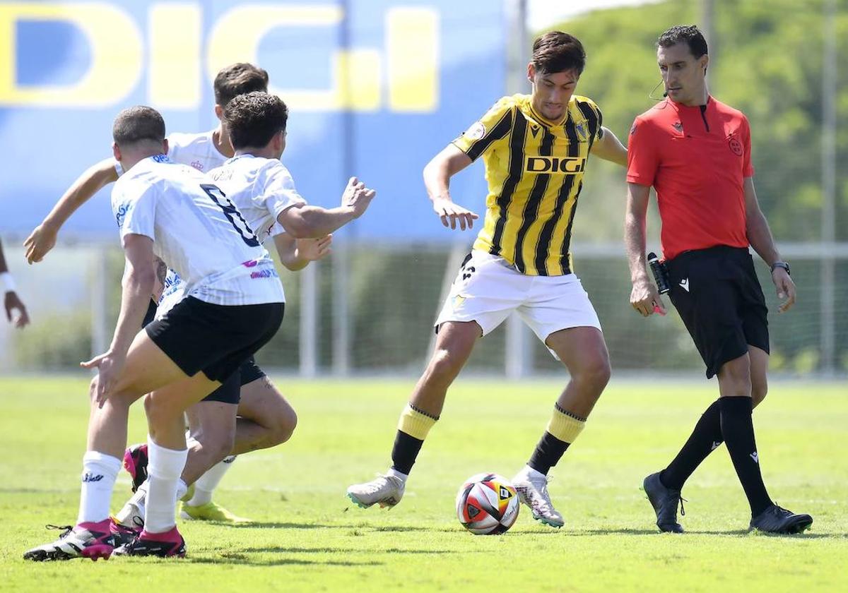 Curro, con el balón, durante un partido con el filial del Cádiz.