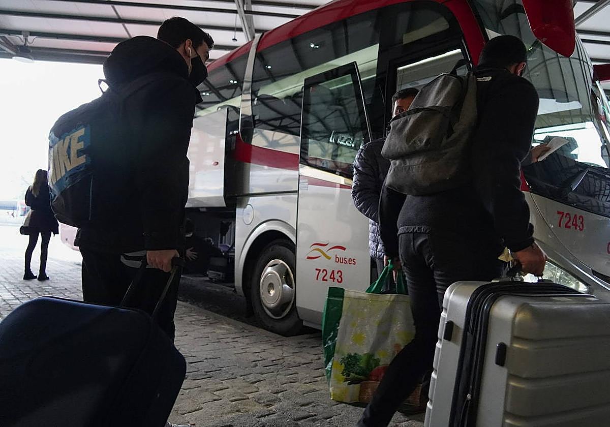 Viajeros toman uno de los autobúses directos de Salamanca a Madrid.