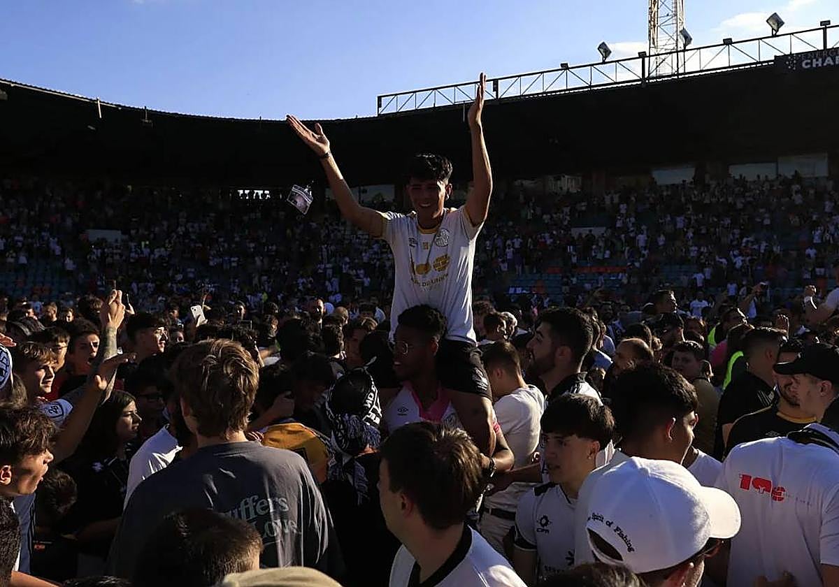 Invasión de campo en la celebración del ascenso del Salamanca UDS en el Helmántico.