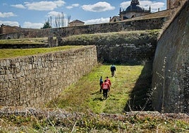 Parte del foso de la muralla de Ciudad Rodrigo en una imagen de archivo.