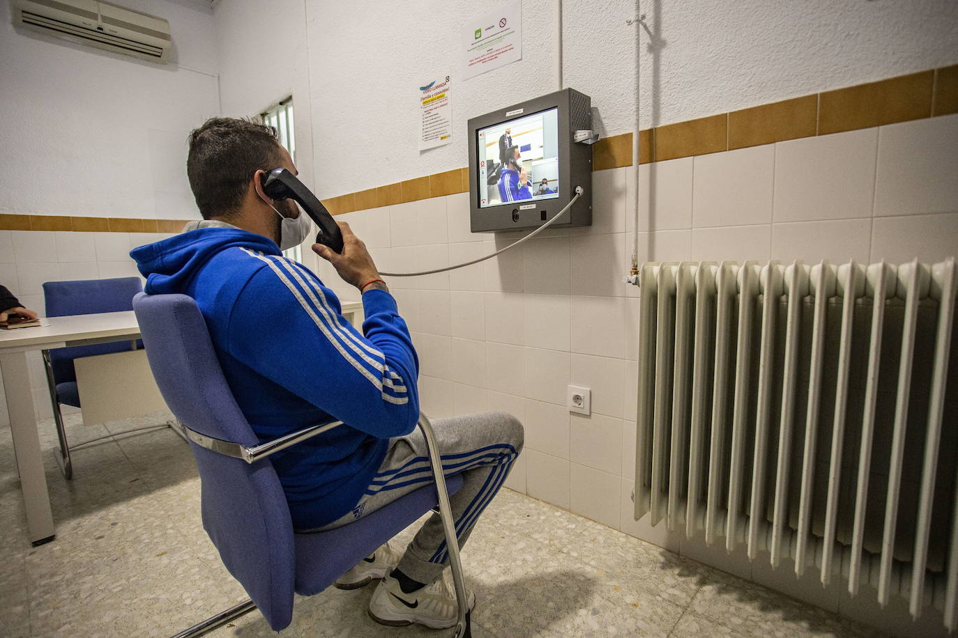 Imagen secundaria 1 - Cuchilos artesanales hechos en prisión, teléfonos con videollamada para los internos y uno de los famosos móviles en miniatura con los que se trafica en las cárceles.