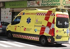 Ambulancia del Sacyl por las calles de Salamanca en una foto de archivo