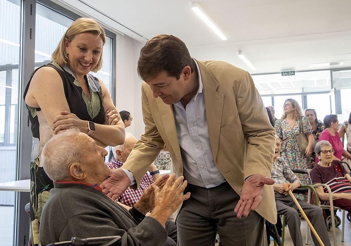 El presidente de la Junta de Castilla y León, Alfonso Fernández Mañueco, visita la nueva Residencia de Mayores San Juan de Sahagún.