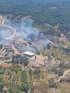 Zona calcinada por el fuego a metros de las casas en Cepeda.