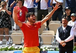 Carlos Alcaraz celebra su victoria en la semifinal.