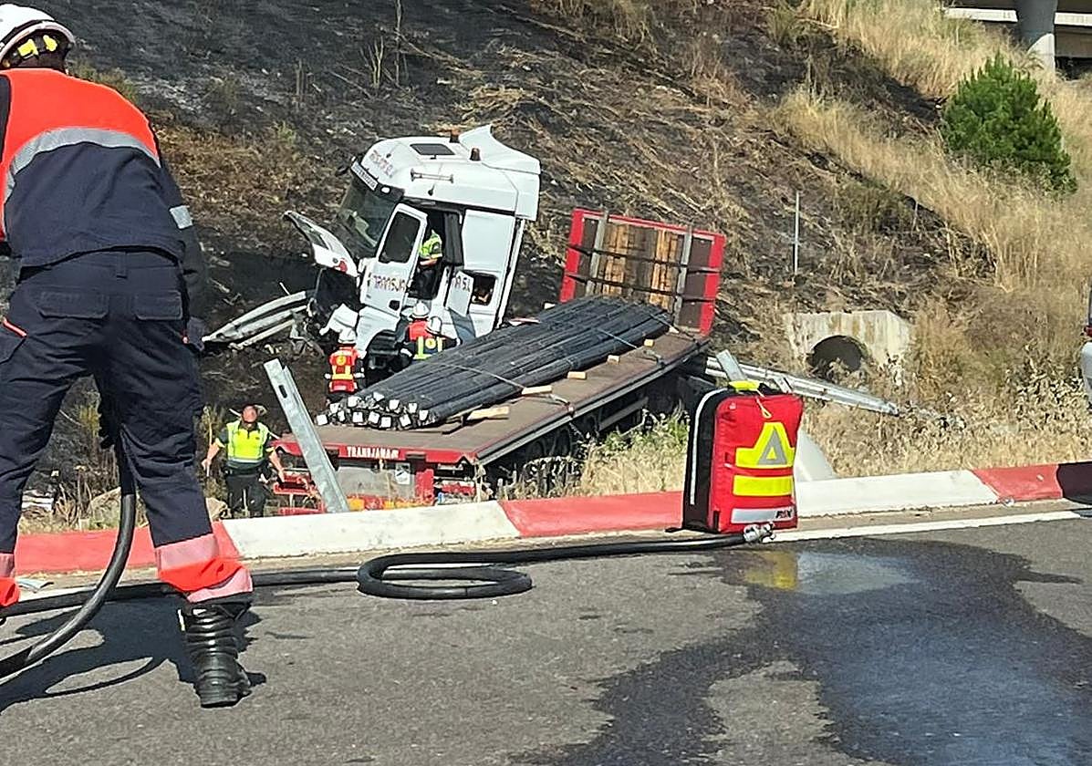 El camión siniestrado y su carga.