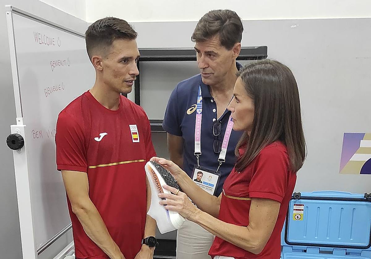 La reina Leitiza junto al atleta salmantino Mario García Romo.