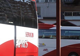 Varios autobuses de Avanzabus.