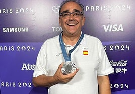 José Ignacio Hernández posa con la medalla de plata del 3x3 femenino de baloncesto en París 2024.