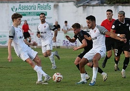 Una acción del choque en el Francisco Mateos entre el Ciudad Rodrigo y el Salamanca UDS.