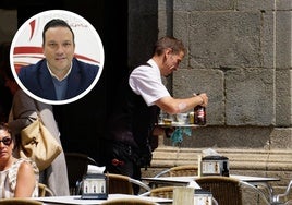 Un camamero en una terrzada de la Plaza Mayor de Salamanca, Jorge Moro, en la imagen de detalle.