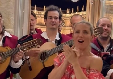 La tuna de Salamanca ronda a Elsa Pataky en la Plaza Mayor