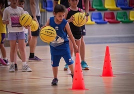 Una niña bota un balón en la Escuela de Tecnificación de la Academia Avenida Tormes.