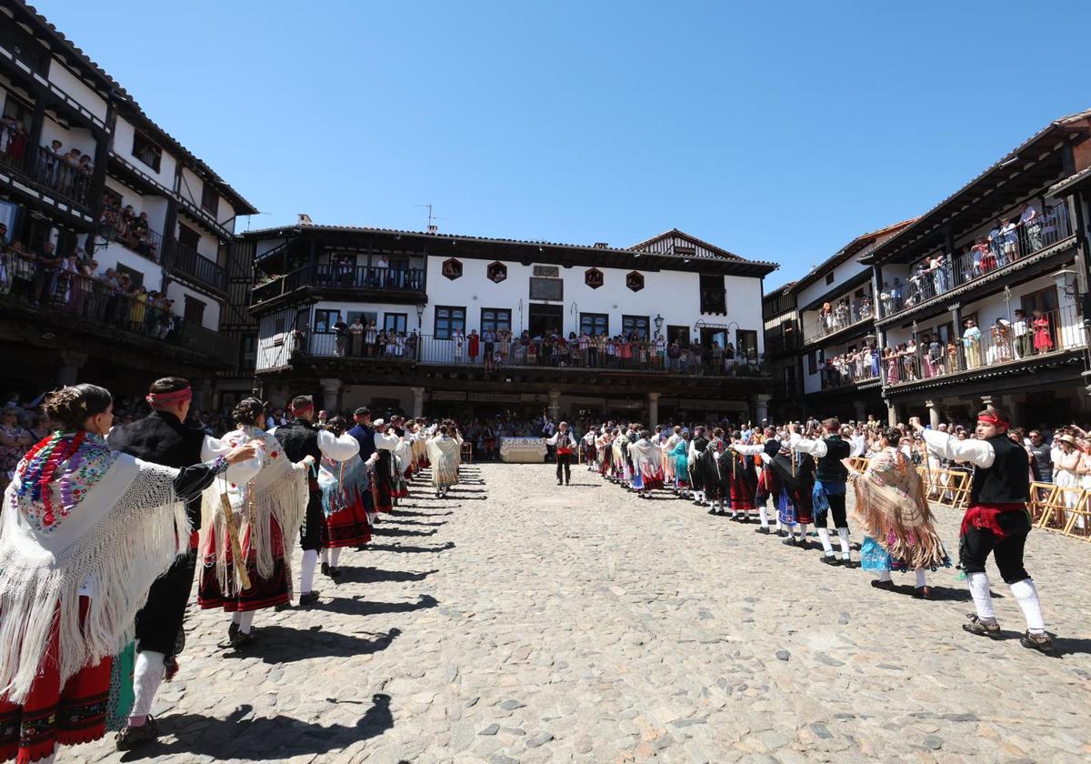 Multitudinario Ofertorio a la virgen de la Asunción en La Alberca