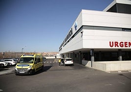 Foto de archivo de una ambulancia en el hospital