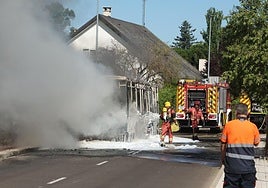 Alarma en Villamayor por el incendio de un autobús