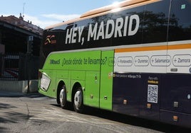 Uno de los primeros autobuses de Monbus hacia Madrid saliendo de la estación de Salamanca.