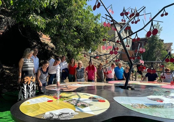 La visita de autoridades y otras personas al espacio interpretativo al aire libre de Madroñal.