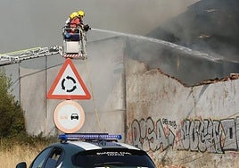 Incendio en Villamayor, una nave comienza a arder