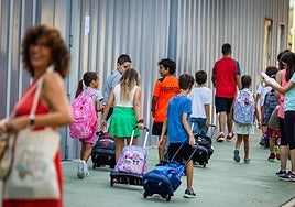 Alumnos en la entrada de un colegio.
