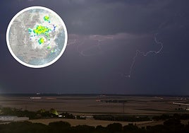 Imagen de archivo de una tormenta en Salamanca y mapa de descargas de Aemet.