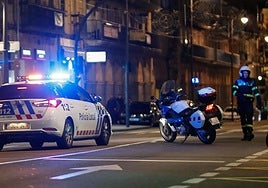 Un agente de la Policía Local de Salamanca en una intervención nocturna en una imagen de archivo.