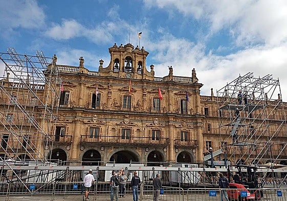 Montaje del escenario de la Plaza Mayor este miércoles.