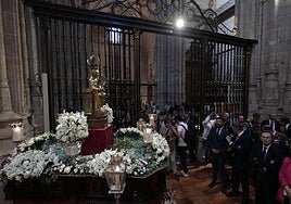 Imagen de la virgen en la Catedral Nueva de Salamanca antes de iniciarse la misa.